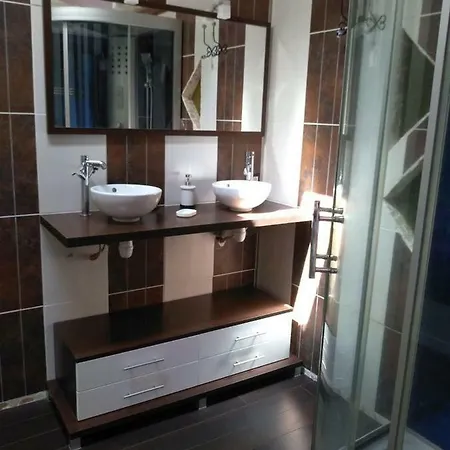 아파트 Agreable Duplex Au Centre De 브리우드